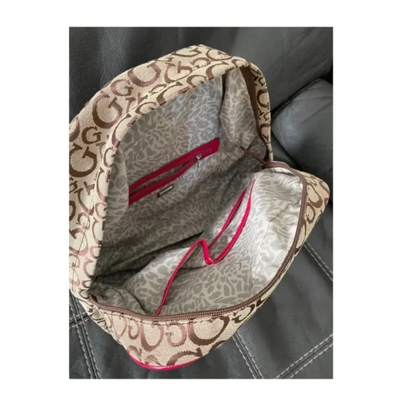 ‘Like-New Mini Guess Backpack’🎒💫 - Picture 7 of 16